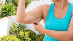 So straffen Sie schlaffe Arme zu Hause ohne Hanteln: Ein einfacher 10-Minuten-Plan