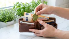 Ein Lorbeerblatt im Portemonnaie: Ein altes Großmutter-Geheimnis, das immer noch funktioniert