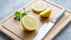 Diese Lebensmittel nicht auf Holzbrett schneiden – es verdirbt schnell