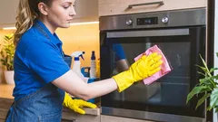 Dieses Produkt gibt es in jeder Küche: Trick zur Reinigung der Backofen-Innenscheibe