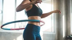 Hula-Hoop für die Taille: Ein Abnehm-Mythos oder nur ein Spielzeug für Langweilige